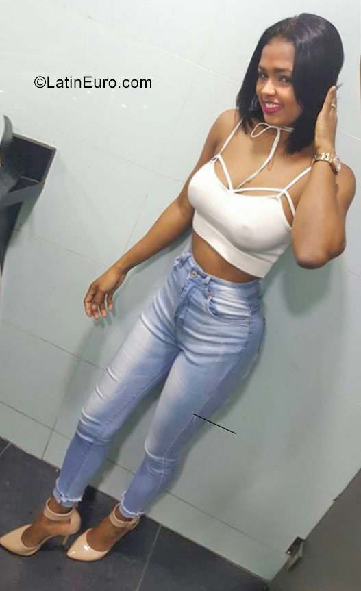 Date this nice looking Dominican Republic girl Tiffany from Santo Domingo DO31467