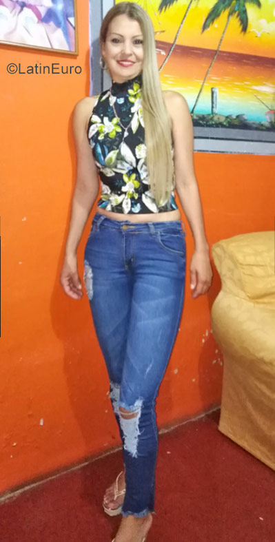 Date this sultry Colombia girl Viviana from Ibaque CO23356
