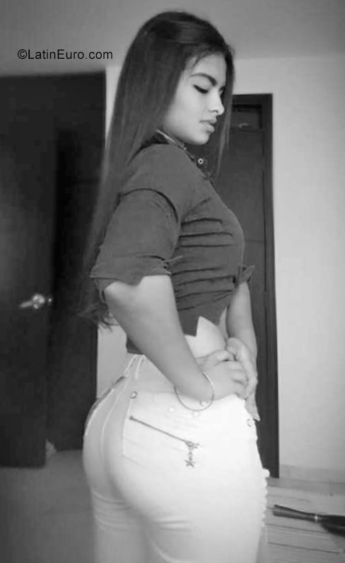 Date this sensual Colombia girl Daniela from Pereira CO23415