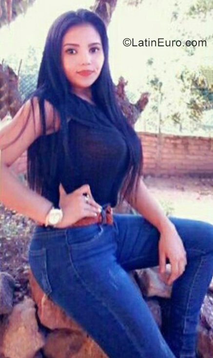 Date this nice looking Honduras girl Salma Karina from Tegucigalpa HN2898