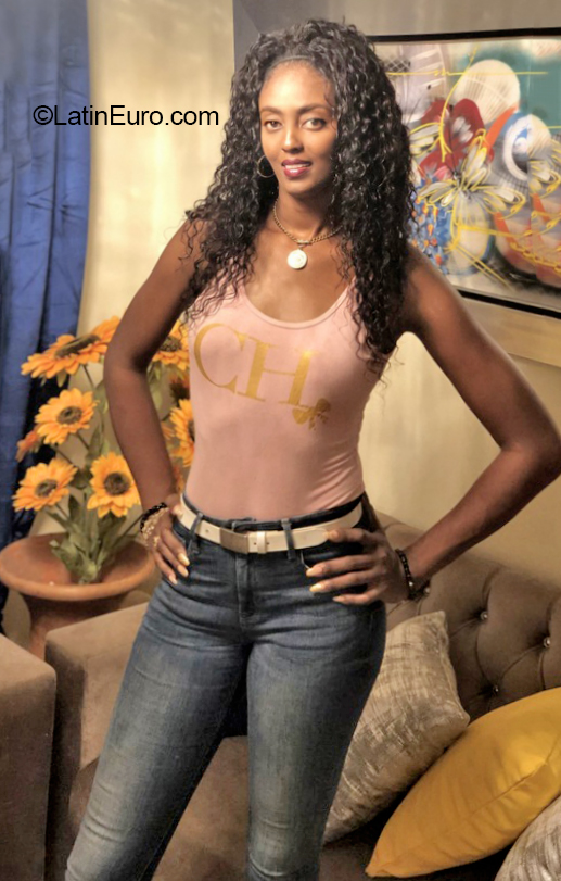 Date this gorgeous Dominican Republic girl Elizabeth from Santo Domingo DO40950