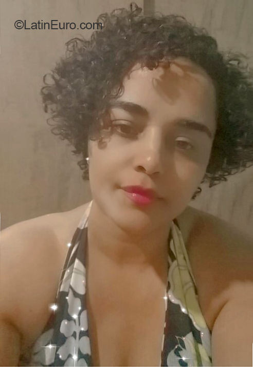 Date this funny Brazil girl Vitoria from Belo Horizonte BR12129
