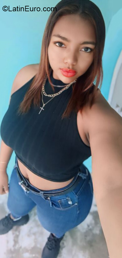 Date this nice looking Dominican Republic girl Rosi from Santo Domingo Este DO41124