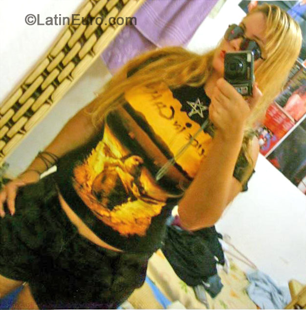 Date this good-looking Brazil girl Evelin from Curitiba B-151
