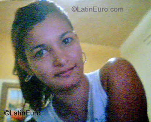 Date this happy Brazil girl Francielle from Rio de Janeiro B-167