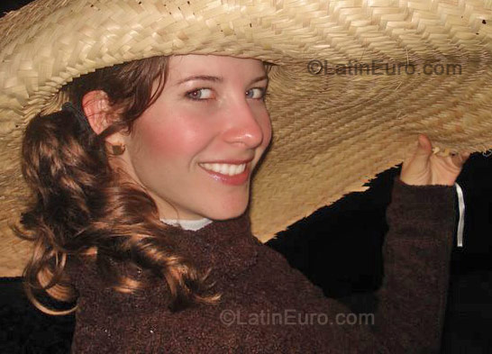 Date this attractive Brazil girl Ana from Curitba B-188