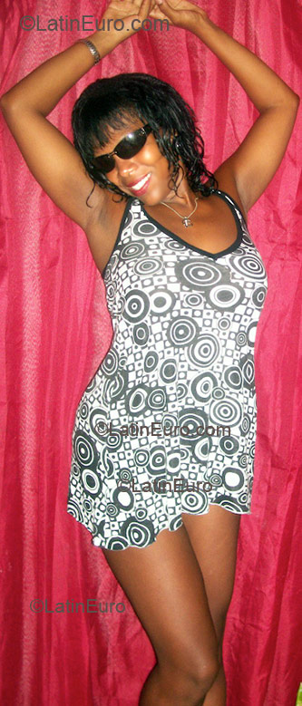 Date this attractive Brazil girl Patricia from Salvador B1398