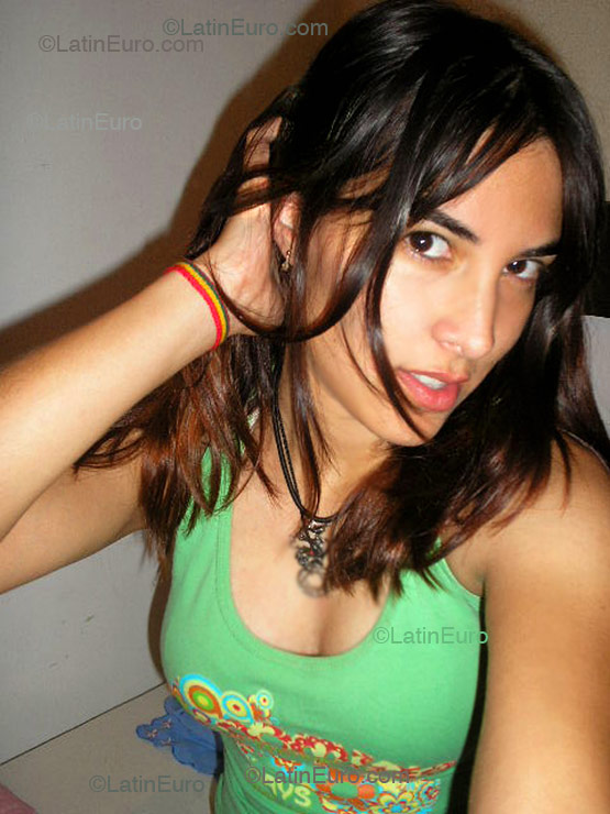 Date this attractive Brazil girl Vanessa from Curitiba B1560