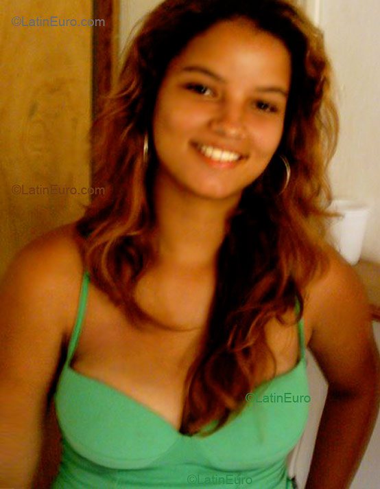 Date this foxy Brazil girl Cinthya from Maceio B1993