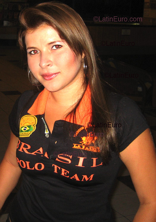 Date this nice looking Brazil girl Roberta from Fortaleza B2138