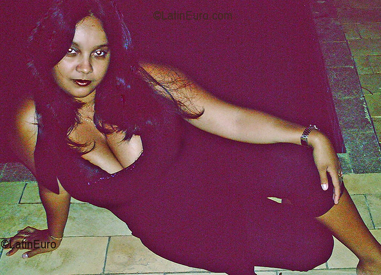 Date this nice looking Brazil girl Vania from GOVERNADOR VALADARES B2696