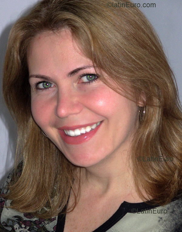 Date this athletic Brazil girl Rosinei from FLORIANOPOLIS B3021