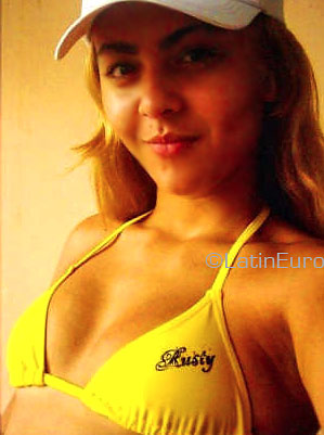 Date this attractive Brazil girl Amanda from PRAIA GRANDE B3423