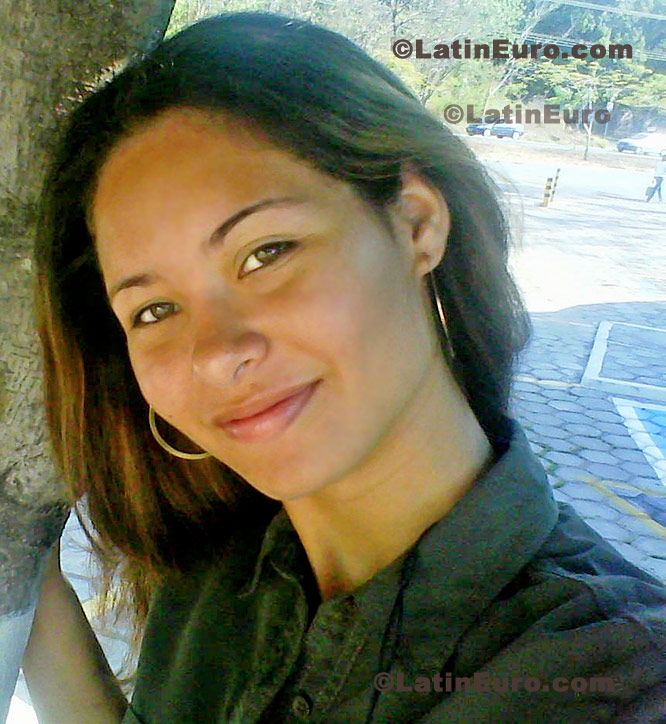 Date this fun Brazil girl Thyanne from Teresina B363