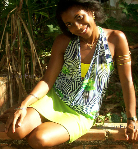 Date this sultry Brazil girl Elyana from SALVADOR B2351