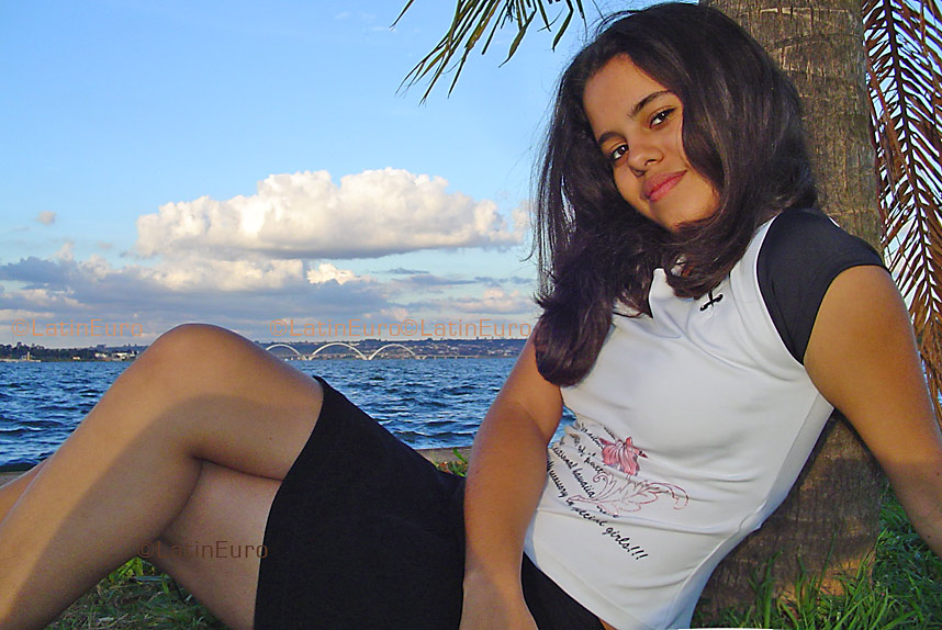 Date this fun Brazil girl Arianny from NIQUELANDIA B3819
