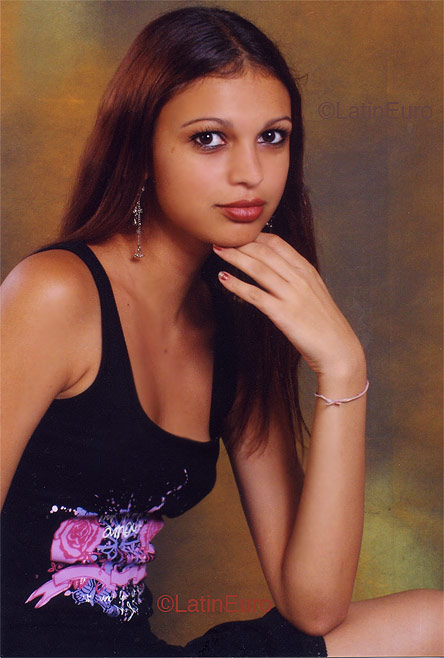 Date this nice looking Brazil girl Ana from UBERLANDIA B4218