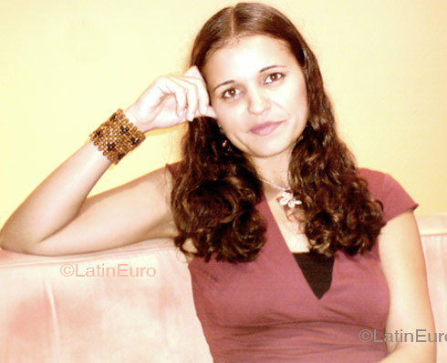 Date this nice looking Brazil girl Daniella from CAROLINA B4394