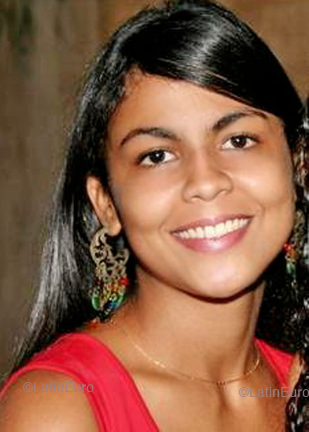 Date this cute Brazil girl Thais from CUIABA B4825