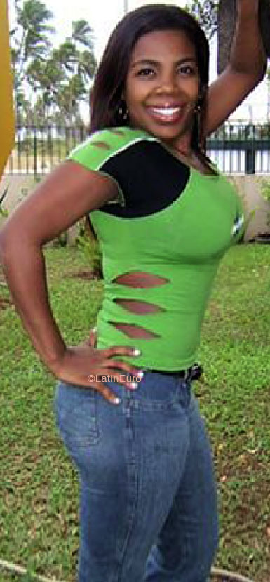 Date this voluptuous Brazil girl Calusia from SALVADOR B6037