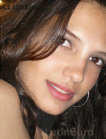 Date this stunning Brazil girl Alyne from Brasilia B749