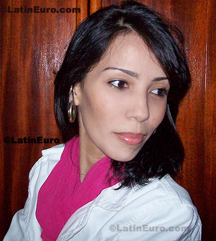 Date this funny Brazil girl Dayane from Uberlandia B81