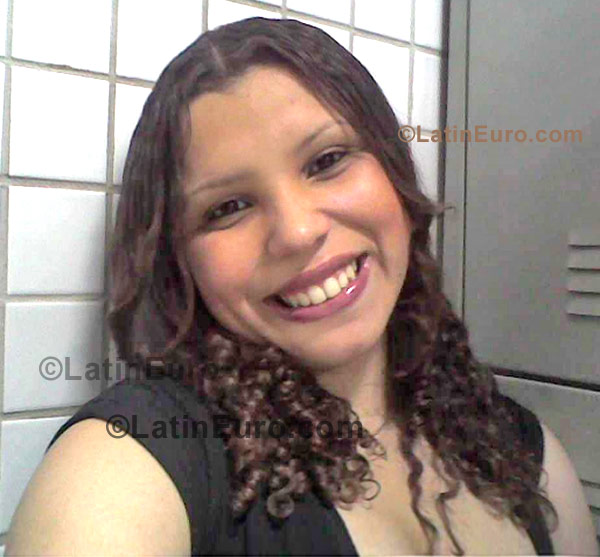 Date this good-looking Brazil girl Poliane from Brasilia B841