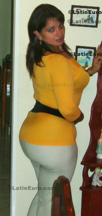 Date this charming Colombia girl Lorena from Armenia C8576