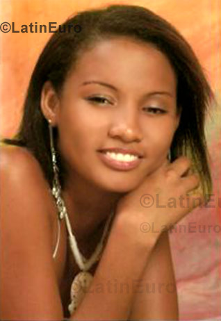 Date this charming Colombia girl Laura from Cali C8827