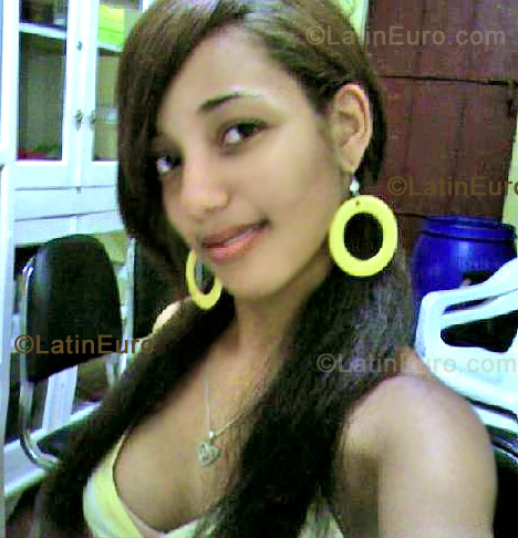 Date this nice looking Dominican Republic girl Lilian from Barahona N-398