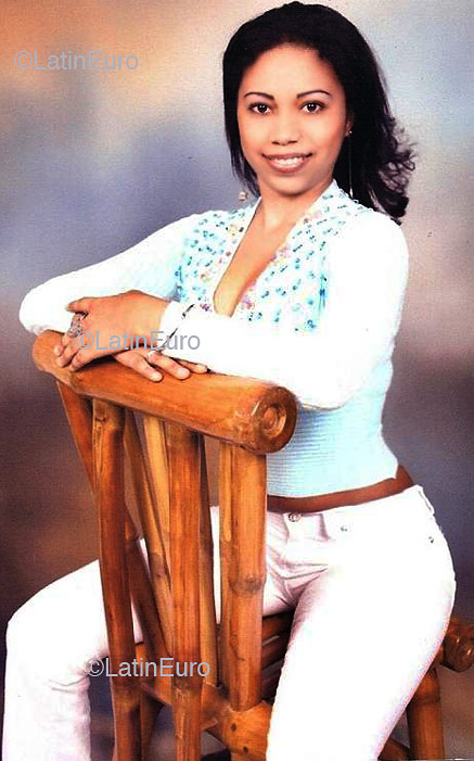 Date this georgeous Dominican Republic girl Madelin from Santiago N1217