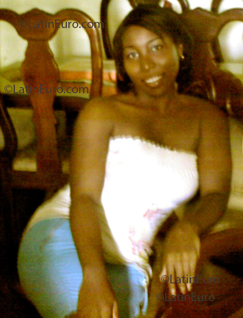 Date this sensual Dominican Republic girl Natalia from Santo Domingo N186