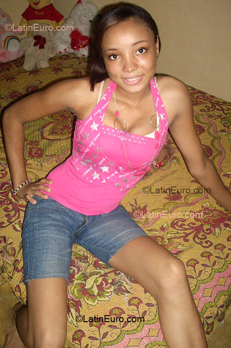 Date this foxy Dominican Republic girl Esther from Santo Domingo DO72
