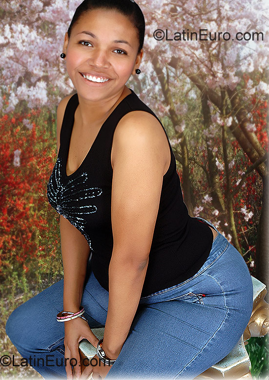 Date this passionate Dominican Republic girl Aralis from Puerto Plata DO740