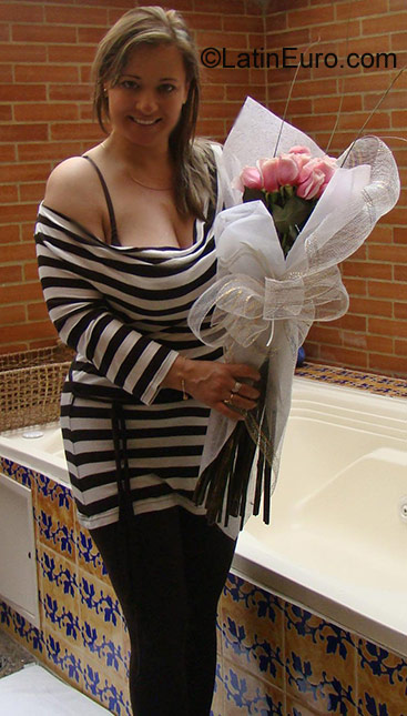 Date this exotic Colombia girl Nuvis Maria from Bogota CO801