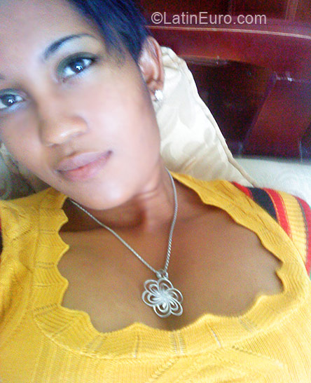 Date this nice looking Dominican Republic girl Margaret from Fantino DO1162