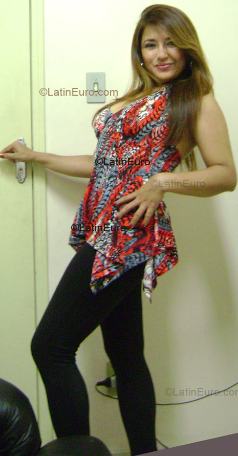 Date this charming Brazil girl Symone from Santos BR1746