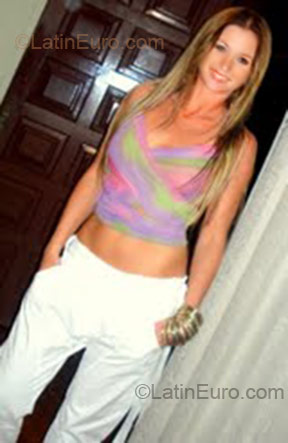Date this athletic Brazil girl Mara from Florianopolis BR2080
