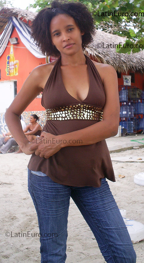 Date this fun Dominican Republic girl Daynna Yanitza from Puerto Plata DO3347