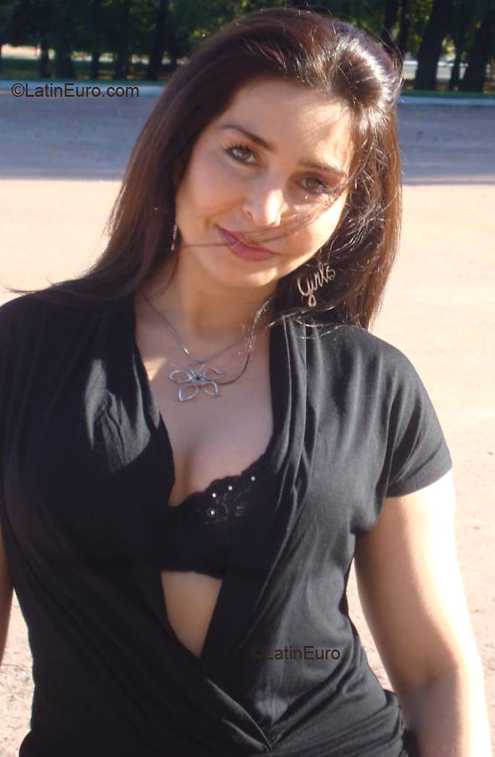 Date this sensual Brazil girl Cristiana from Tres Coracoes BR3851