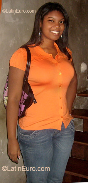 Date this voluptuous Brazil girl Amanda from Salvador BR4182