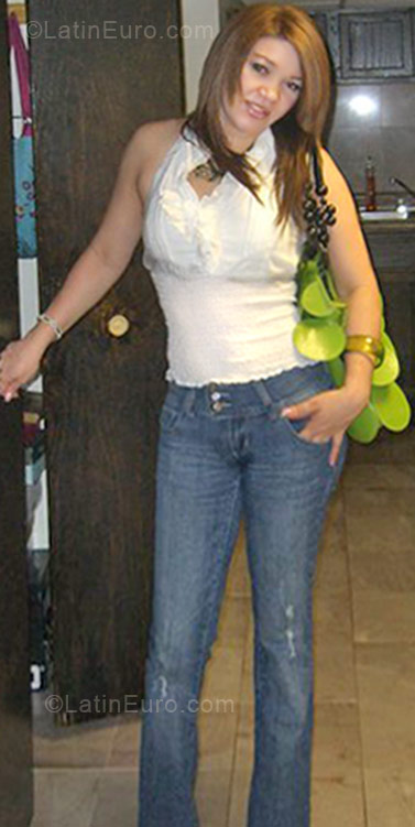 Date this voluptuous Honduras girl Evelin from San Pedro Sula DO5506