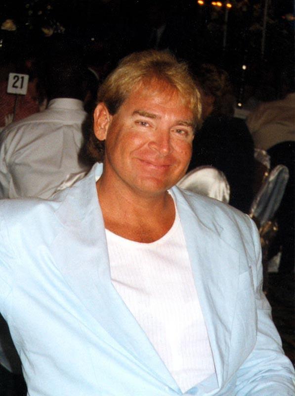 Date this georgeous United States man Hawaiiborn from Honolulu US8520