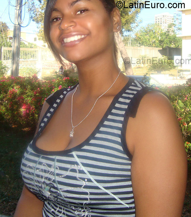 Date this athletic Dominican Republic girl Karen from Santiago DO6067