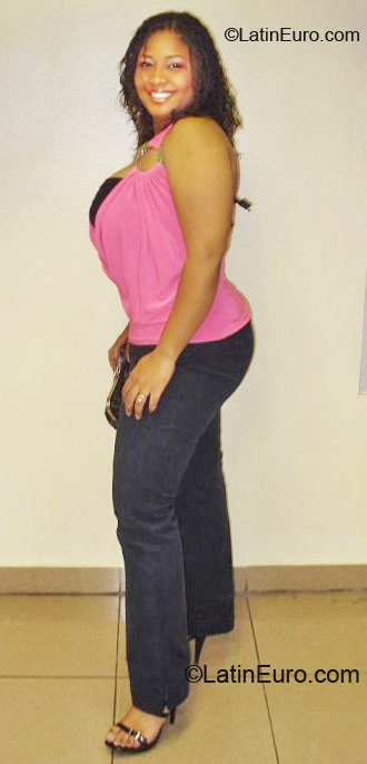 Date this athletic Dominican Republic girl Noemi from Santo Domingo DO6819