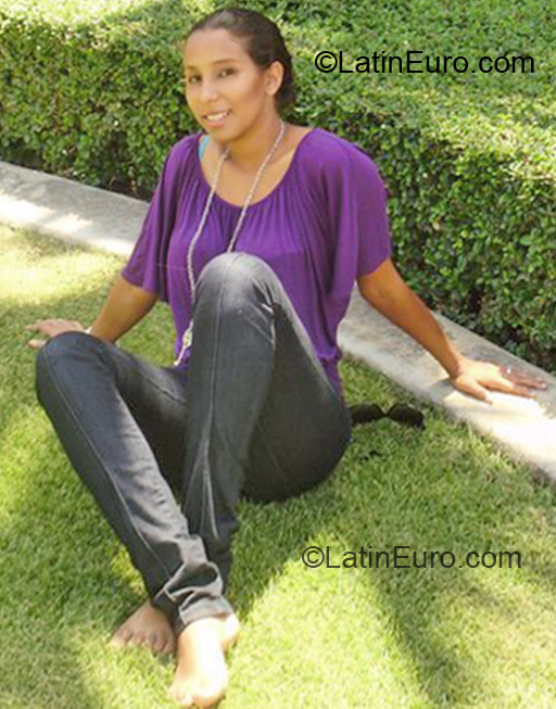 Date this happy Dominican Republic girl Luisanna from Mao DO7384