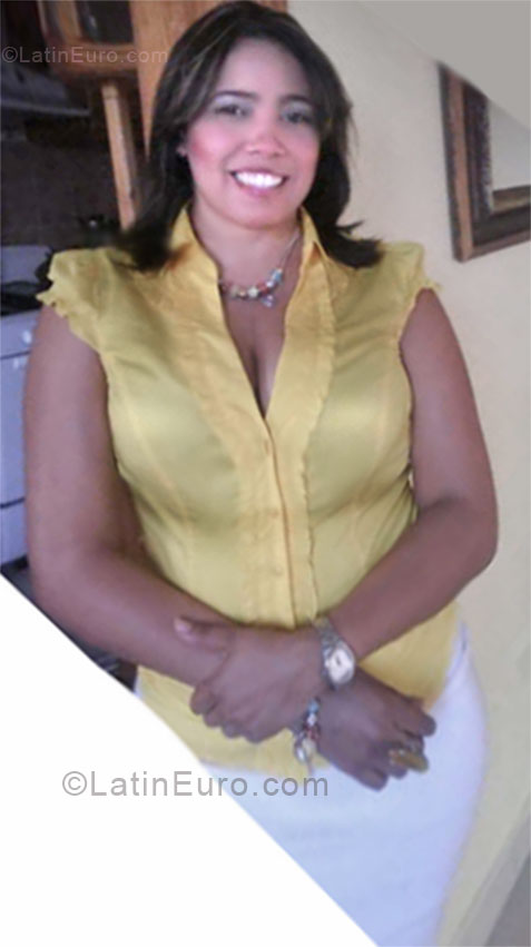 Date this pretty Dominican Republic girl Emprendedora from Santo Domingo DO8140