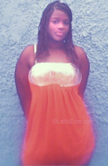 Date this nice looking Dominican Republic girl ESTEFANY from Santo Domingo DO8335