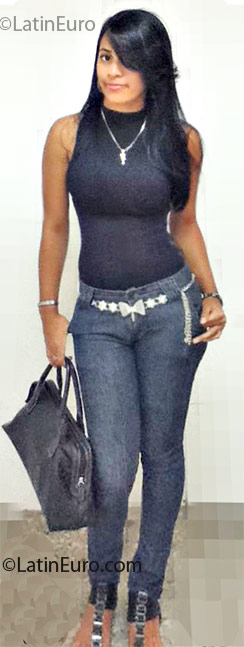 Date this hard body Dominican Republic girl Nashley from Santiago DO8574