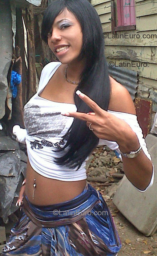 Date this exotic Dominican Republic girl Deyanira from Santo Domingo DO8744